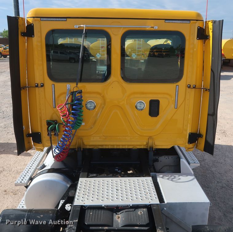 image for item HA9101 2017 Freightliner Cascadia 125  semi truck