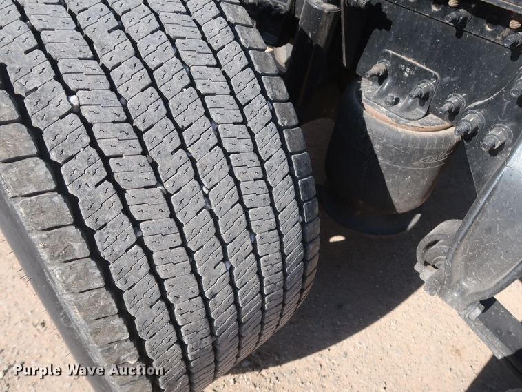 image for item HA9101 2017 Freightliner Cascadia 125  semi truck