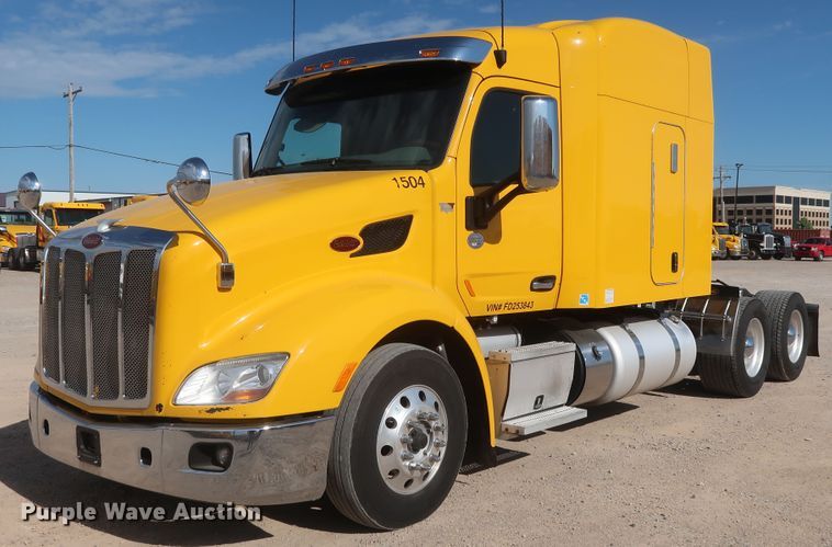 image for item HA9102 2015 Peterbilt 579  semi truck