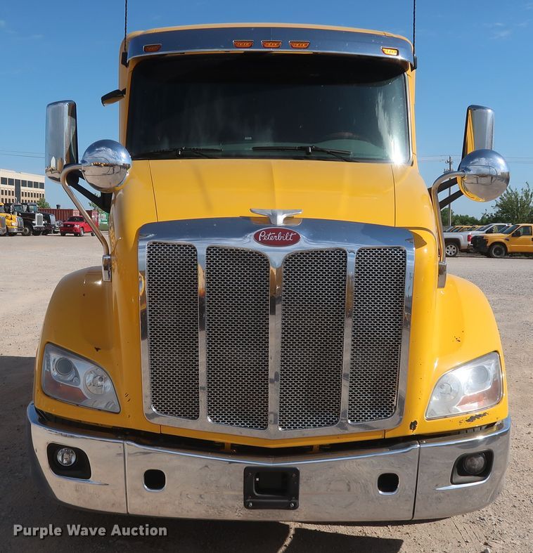 image for item HA9102 2015 Peterbilt 579  semi truck