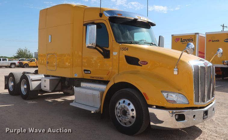 image for item HA9102 2015 Peterbilt 579  semi truck