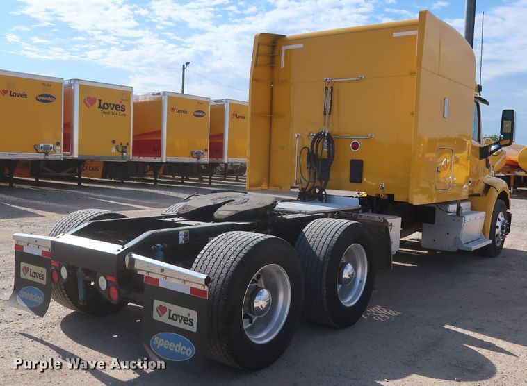image for item HA9102 2015 Peterbilt 579  semi truck