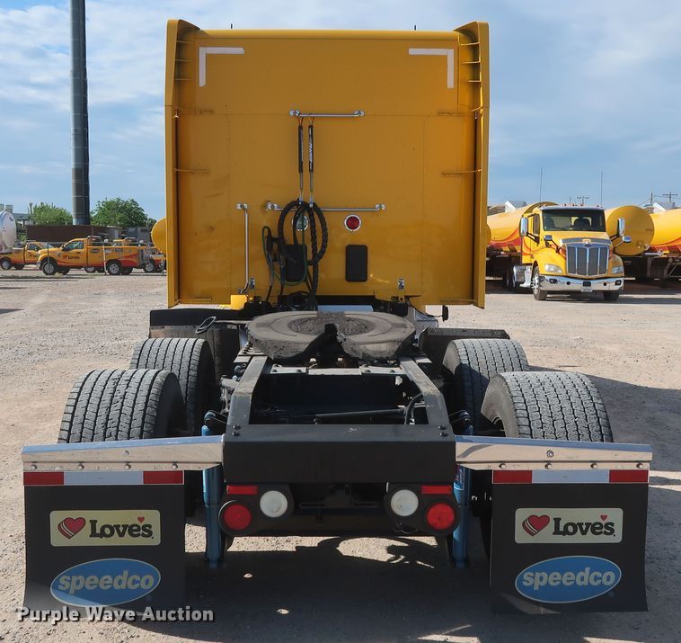 image for item HA9102 2015 Peterbilt 579  semi truck