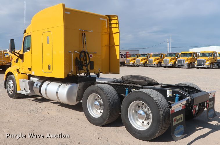 image for item HA9102 2015 Peterbilt 579  semi truck