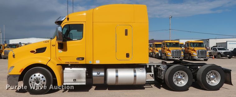 image for item HA9102 2015 Peterbilt 579  semi truck