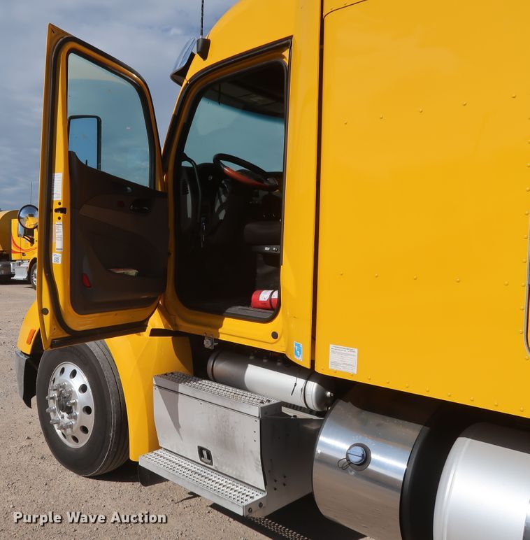 image for item HA9102 2015 Peterbilt 579  semi truck