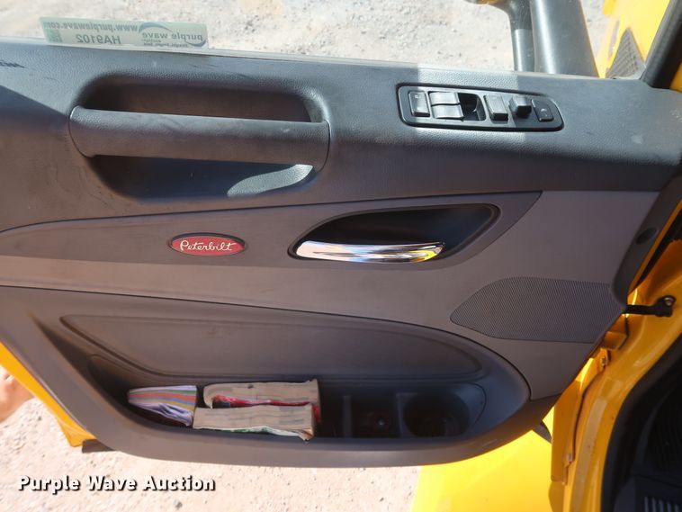 image for item HA9102 2015 Peterbilt 579  semi truck