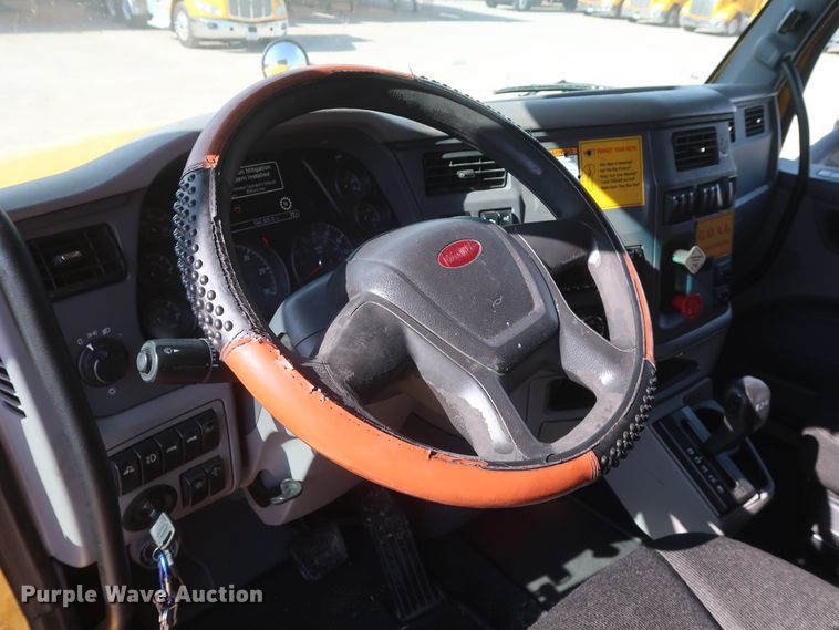 image for item HA9102 2015 Peterbilt 579  semi truck