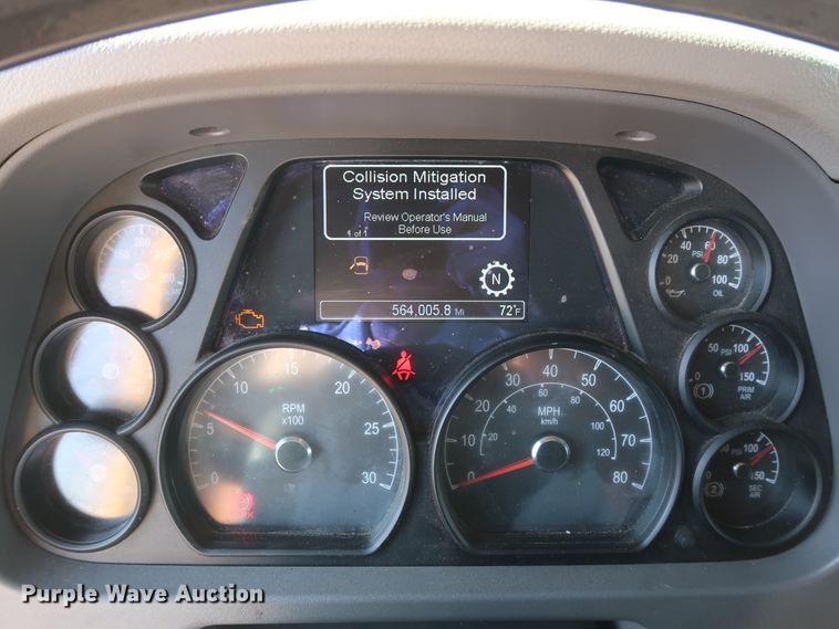 image for item HA9102 2015 Peterbilt 579  semi truck