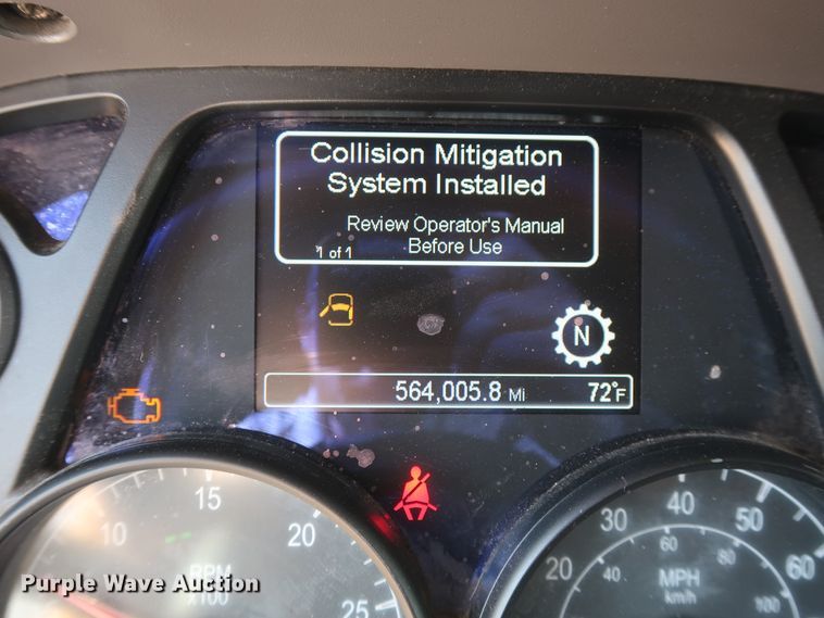 image for item HA9102 2015 Peterbilt 579  semi truck