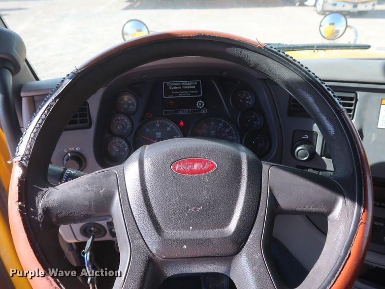 image for item HA9102 2015 Peterbilt 579  semi truck