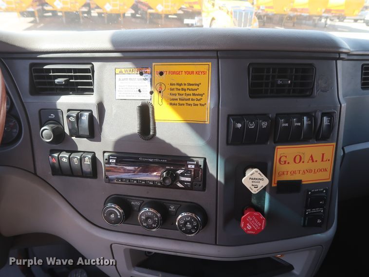 image for item HA9102 2015 Peterbilt 579  semi truck