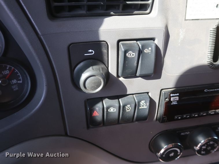 image for item HA9102 2015 Peterbilt 579  semi truck