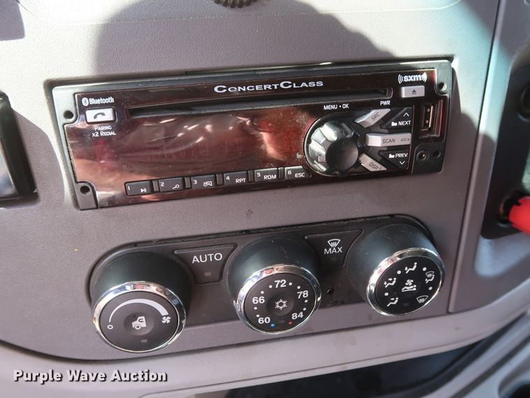 image for item HA9102 2015 Peterbilt 579  semi truck