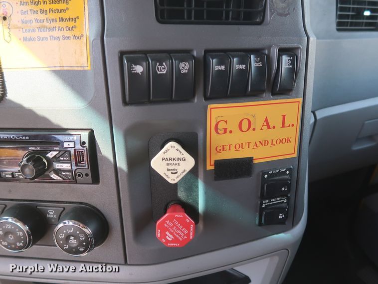 image for item HA9102 2015 Peterbilt 579  semi truck