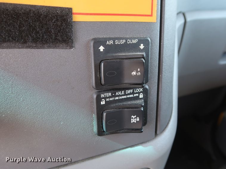 image for item HA9102 2015 Peterbilt 579  semi truck