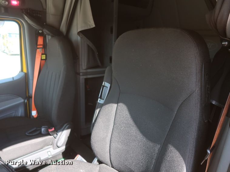 image for item HA9102 2015 Peterbilt 579  semi truck