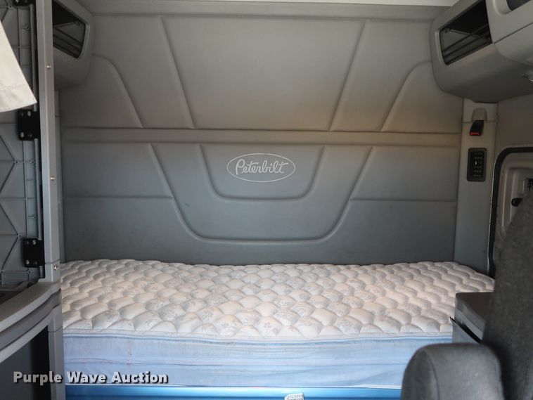 image for item HA9102 2015 Peterbilt 579  semi truck