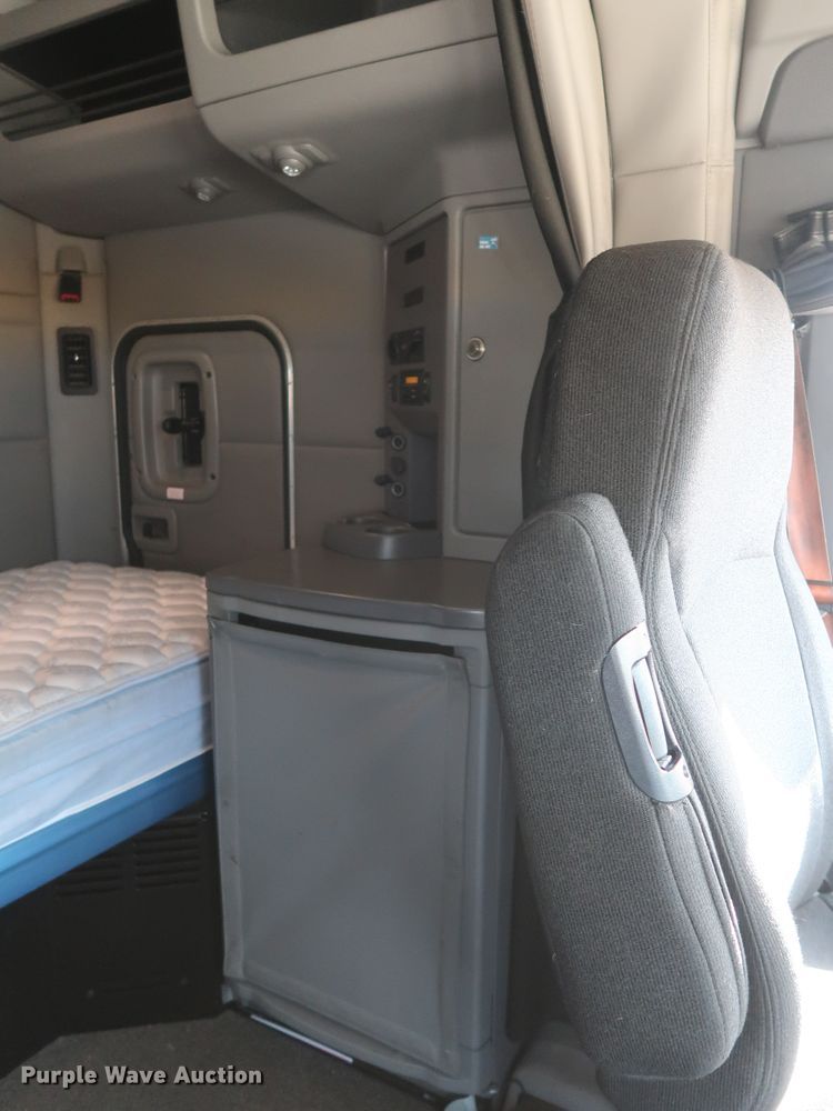 image for item HA9102 2015 Peterbilt 579  semi truck