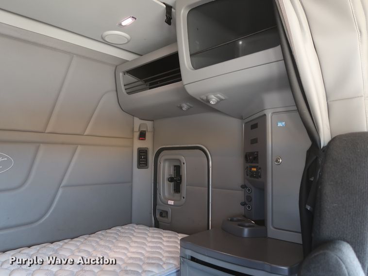 image for item HA9102 2015 Peterbilt 579  semi truck