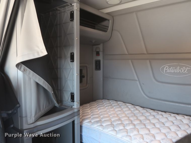 image for item HA9102 2015 Peterbilt 579  semi truck