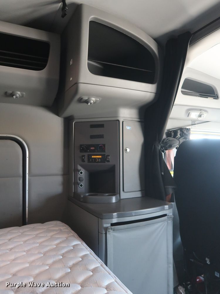 image for item HA9102 2015 Peterbilt 579  semi truck