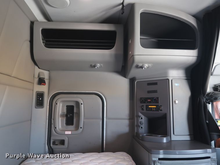 image for item HA9102 2015 Peterbilt 579  semi truck