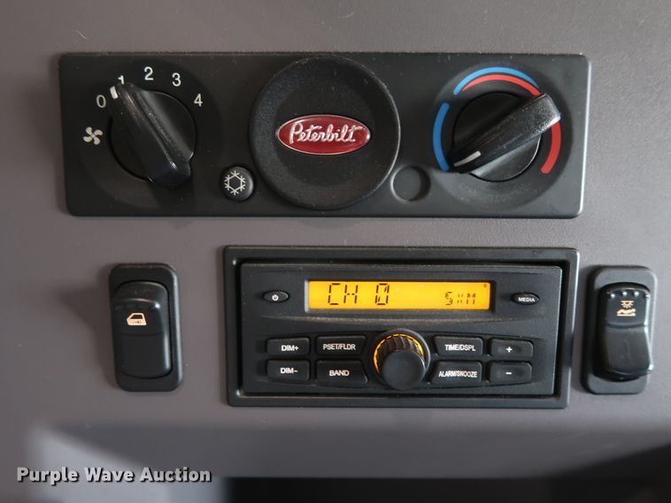 image for item HA9102 2015 Peterbilt 579  semi truck