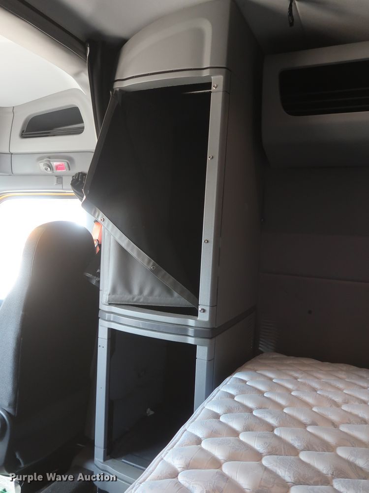 image for item HA9102 2015 Peterbilt 579  semi truck