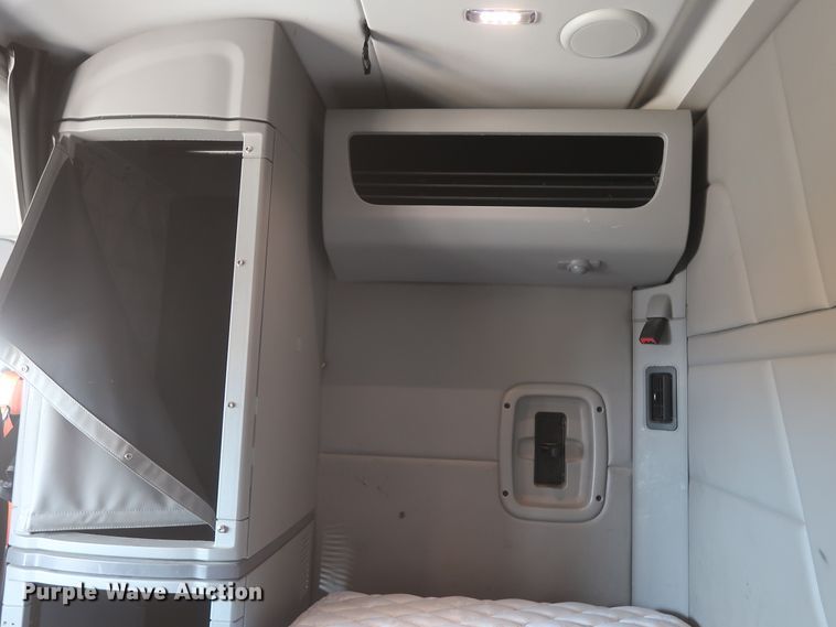 image for item HA9102 2015 Peterbilt 579  semi truck