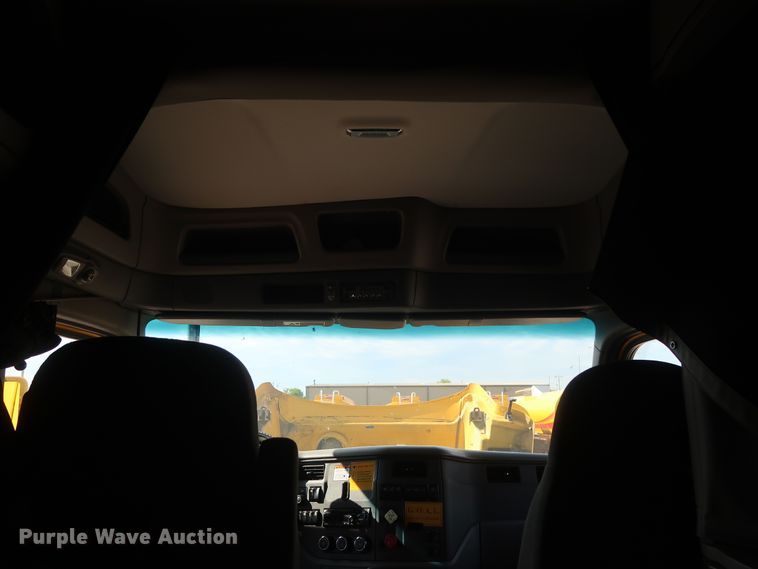 image for item HA9102 2015 Peterbilt 579  semi truck