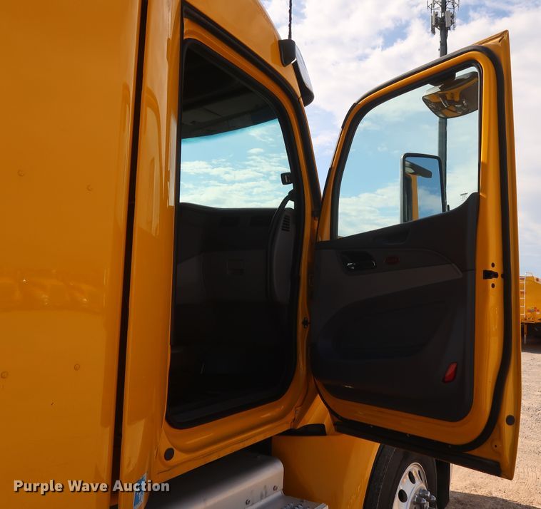 image for item HA9102 2015 Peterbilt 579  semi truck