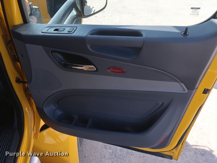 image for item HA9102 2015 Peterbilt 579  semi truck