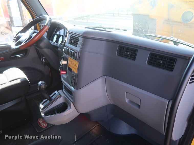 image for item HA9102 2015 Peterbilt 579  semi truck