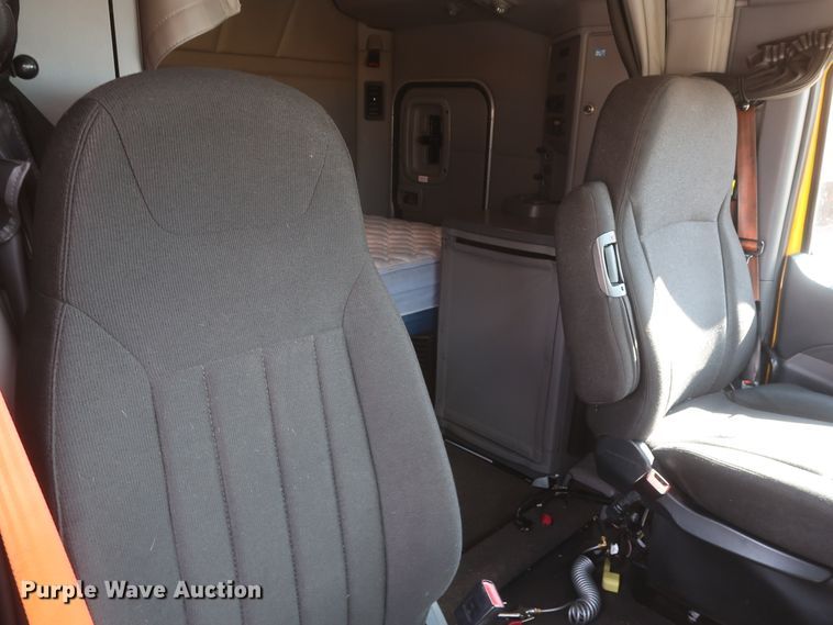 image for item HA9102 2015 Peterbilt 579  semi truck