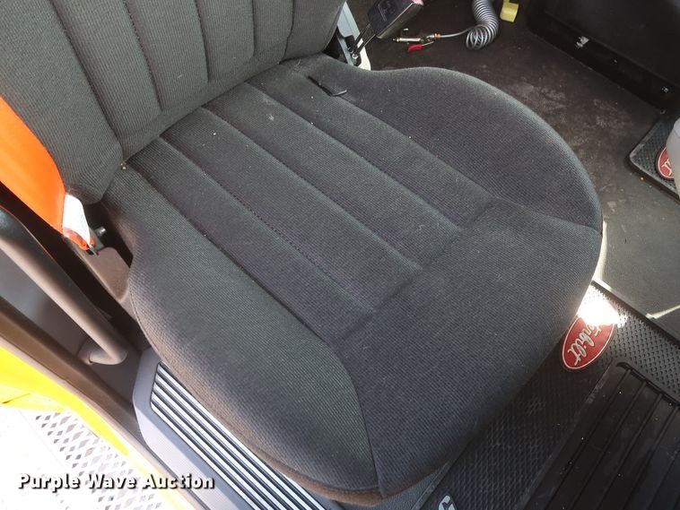 image for item HA9102 2015 Peterbilt 579  semi truck