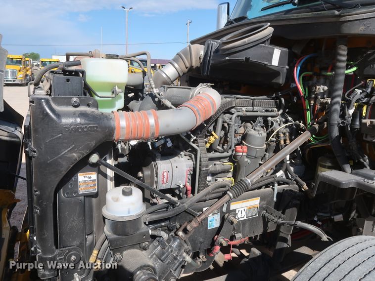 image for item HA9102 2015 Peterbilt 579  semi truck