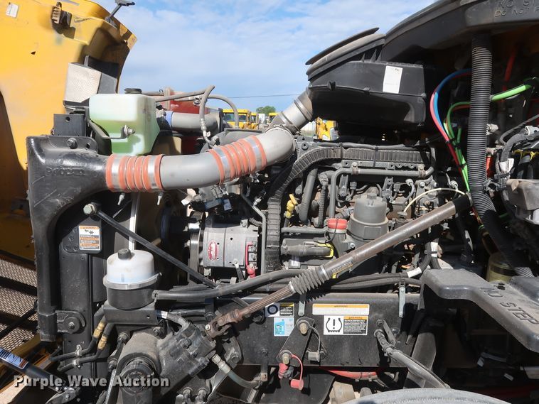 image for item HA9102 2015 Peterbilt 579  semi truck