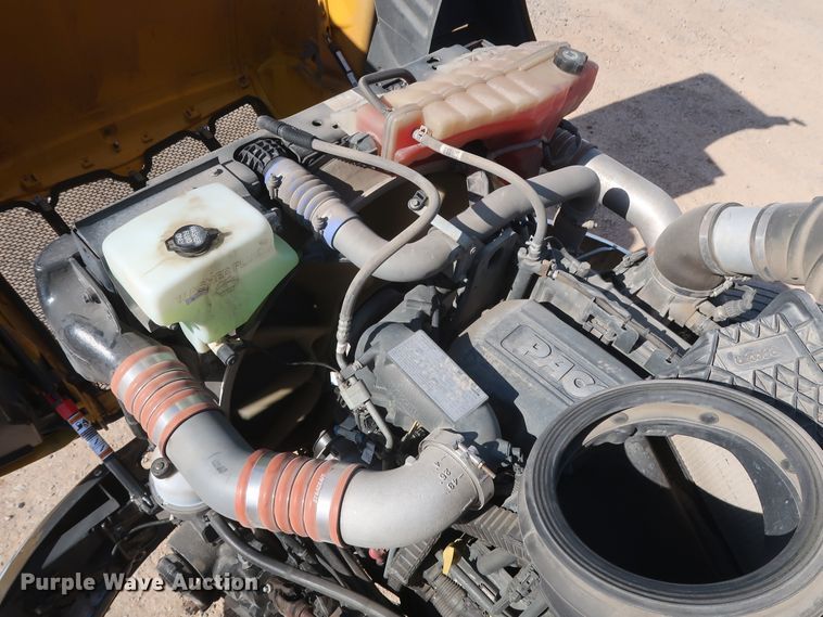 image for item HA9102 2015 Peterbilt 579  semi truck