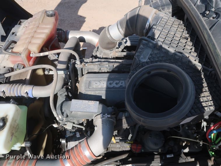 image for item HA9102 2015 Peterbilt 579  semi truck