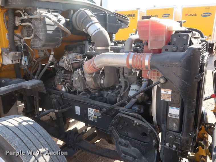 image for item HA9102 2015 Peterbilt 579  semi truck