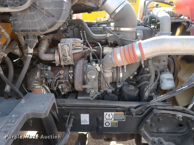 image for item HA9102 2015 Peterbilt 579  semi truck