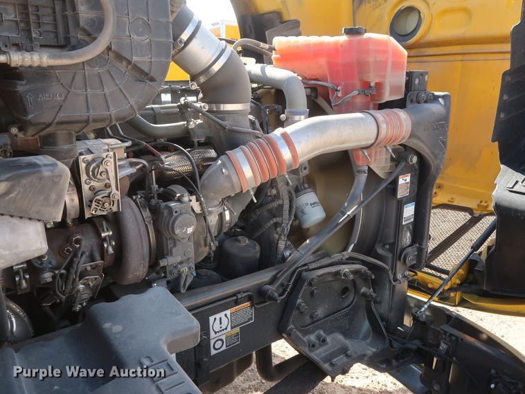 image for item HA9102 2015 Peterbilt 579  semi truck