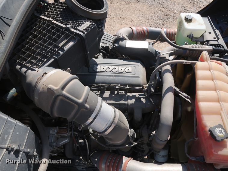 image for item HA9102 2015 Peterbilt 579  semi truck