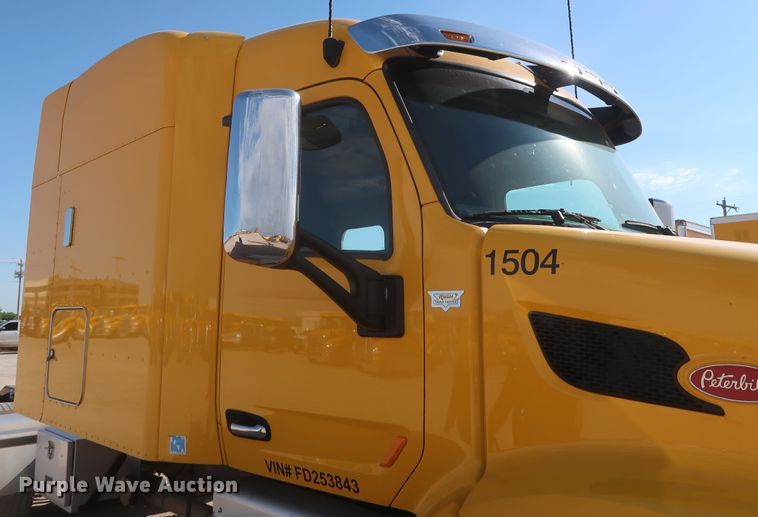 image for item HA9102 2015 Peterbilt 579  semi truck
