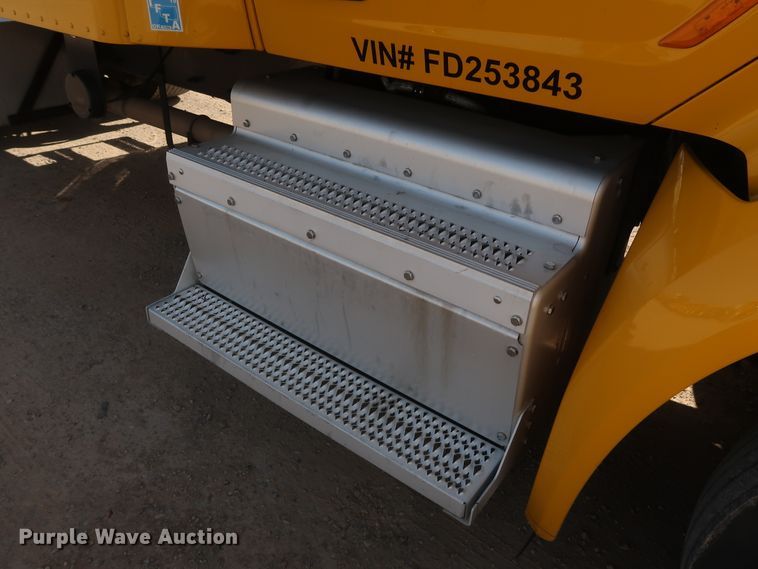 image for item HA9102 2015 Peterbilt 579  semi truck