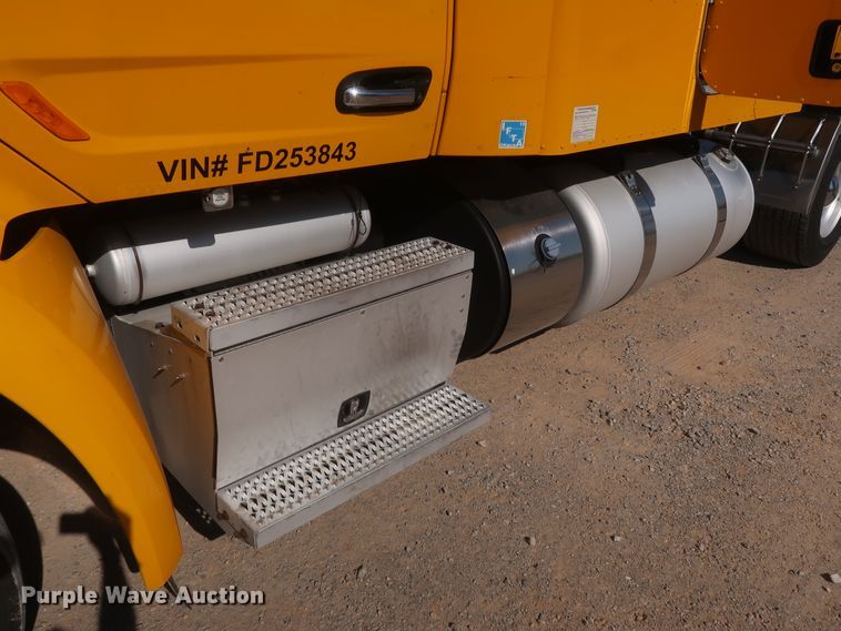 image for item HA9102 2015 Peterbilt 579  semi truck