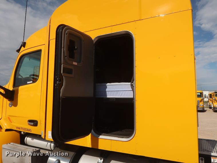 image for item HA9102 2015 Peterbilt 579  semi truck