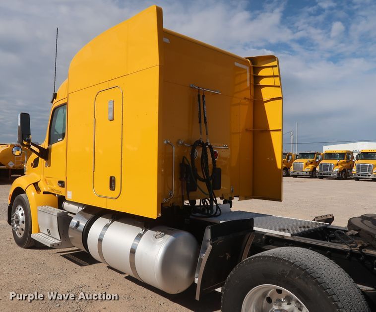 image for item HA9102 2015 Peterbilt 579  semi truck