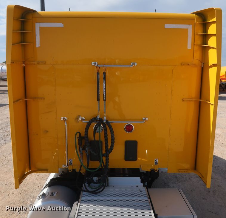 image for item HA9102 2015 Peterbilt 579  semi truck